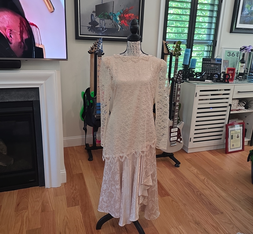 Vintage Elegant Ivory Lace Long-Sleeve Maxi Dress
